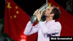 Roger Federer besa la copa ganada en Shanghai, China.