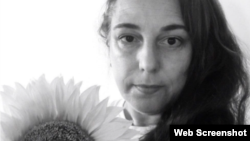 Tania Bruguera, artista cubana, posa con un girasol en apoyo al grupo opositor UNPACU.