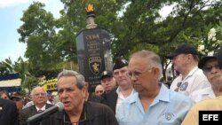 El presidente de la Brigada 2506, Felix Rodríguez (c), habla durante la conmemoración en Miami, Florida (EEUU), del 50 aniversario de la operación en Bahía Cochinos. 