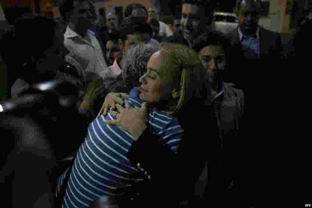 Lilian Tintori abraza a un seguidor, después que su esposo fuera condenado a 13 años y 9 meses de prisión.