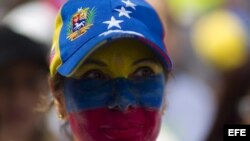 Una mujer participa en una manifestación de mujeres en el suroeste de Caracas