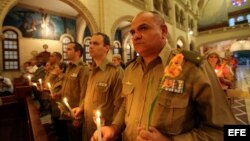 Militares cubanos asisten a la iglesia Jesús de Miramar, en La Habana, donde se realiza una misa para orar por la salud y la recuperación del mandatario venezolano Hugo Chávez. Archivo.