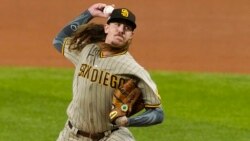 En esta fotografía del 6 de octubre de 2020, el abridor de los Padres de San Diego, Mike Clevinger, lanza la primera entrada contra los Dodgers de Los Ángeles, en Arlington, Texas. (AP)