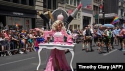 Marcha y celebración en Nueva York por el 50 aniversario de Stonewall y el orgullo gay.