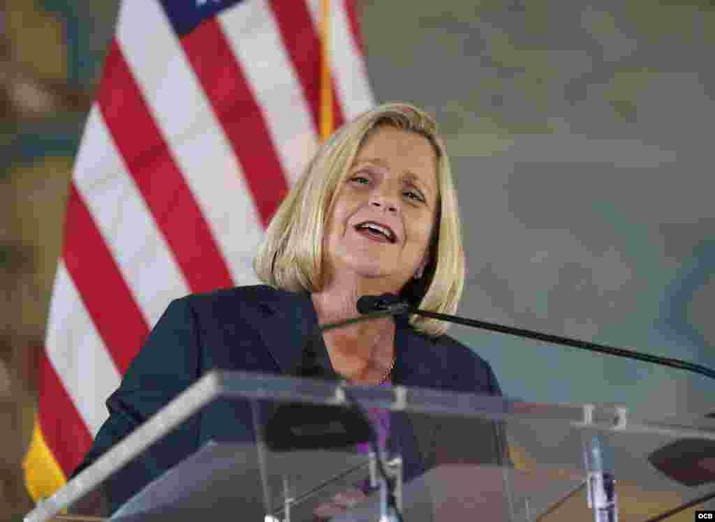 Ileana Ros-Lethinen presenta al asesor de Seguridad Nacional john Bolton, durante su discurso en la Torre de la Libertad de Miami. (Foto: Roberto Koltun)