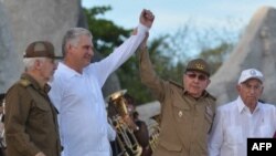 De izquierda a derecha, Ramiro Valdés, Miguel Díaz-Canel, Raúl Castro y José Ramón Machado.