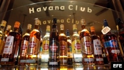 Vista de botellas del ron Havana Club este 26 de febrero del 2016, en La Habana (Cuba). Después de haber ganado el litigio para registrar la marca Havana Club en EE.UU., esta empresa aspira a que su ron sea el primer producto cubano que se venda en el paí