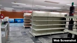 Estantes vacíos en una tienda en CUC, en La Habana. (Foto: ADNCuba)