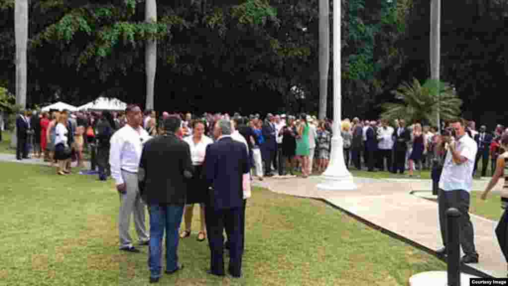 Invitados esperan para el izamiento de la bandera