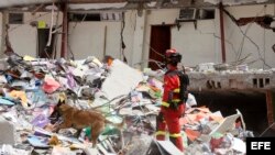 EL EQUIPO DE LA UME DE ESPAÑA CONTINÚA CON LABORES DE RESCATE EN LA CIUDAD MANTA