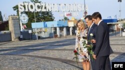 El candidato presidencial estadounidense por el partido Republicano, Mitt Romney (c), su esposa Ann Romney (i), e hijo Josh Romney depositan una ofrenda floral el lunes 30 de julio de 2012, en el Monumento a los Caídos del Astillero de 1970, en Gdansk (Po