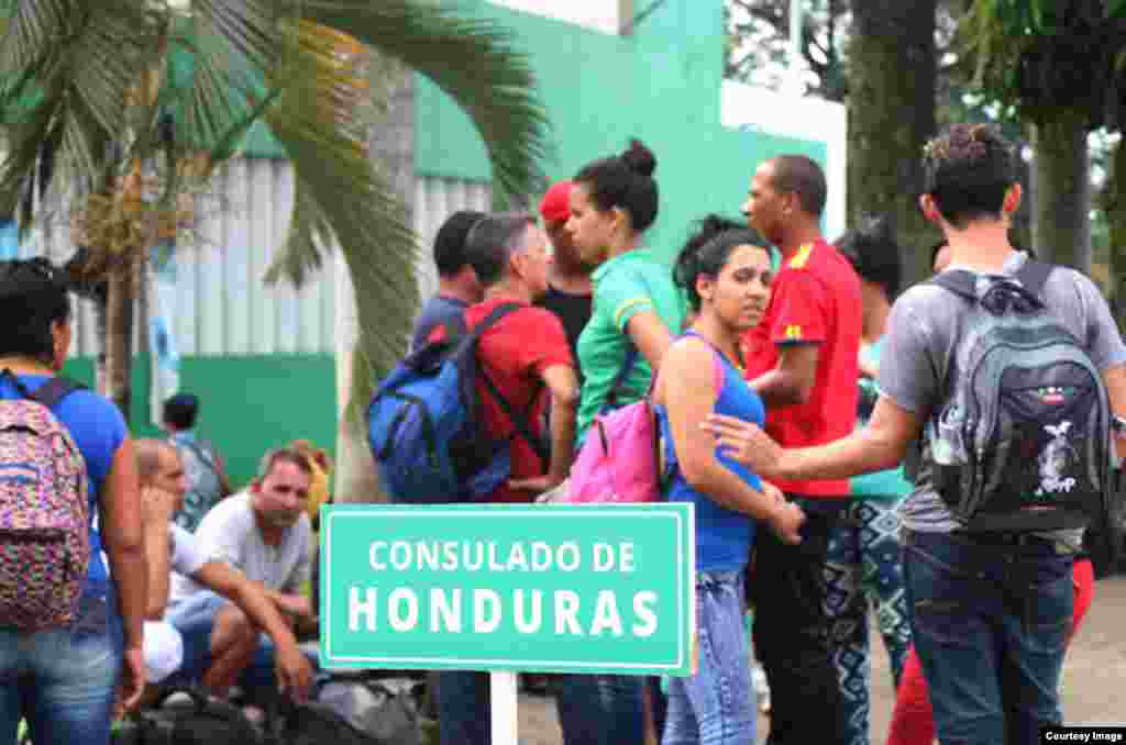 Cubanos en Tapachula. (Cortesía Agencia Quadratín)