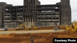 Edificio del antiguo Ministerio de Defensa donde trabajarán los médicos cubanos en Liberia.