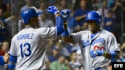 Hanley Ramirez (i) de los Dodgers de Los Angeles felicita a Yasiel Puig (d) tras batear un jonrón ante los Cachorros de Chicago durante un partido de la MLB. 