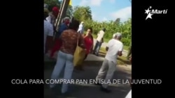 La cola se calienta en medio de la larga espera para comprar un pan