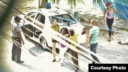 Berta Soler, líder de las Damas de Blanco, es detenida por fuerzas policiales en La Habana el 21 de septiembre de 2017. FOTO: Ángel Moya.