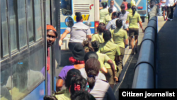 Mujeres del Ministerio del Interior se aprestan a arrestar a Damas de Blanco. Reporta Cuba.