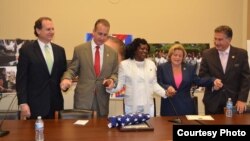 Berta Soler junto a los hermanos Díaz-Balart, Ileana Ros-Lehtinen y Joe García. 