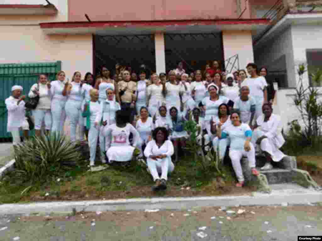 Las Damas de Blanco se toman una foto frente a la sede de su movimiento en Lawton, junto al recientemente liberado opositor Hugo Damián Prieto Blanco. Este día realizaron un Té Literario y recibieron un acto de repudio por parte de las fuerza policiales y las Brigadas de Respuesta Rápida. Foto cortesía Ángel Moya.