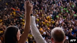 El candidato de la unidad, Edmundo Gonzalez, y María Corina Machado, han proclamado la victoria de la oposición en las presidenciales de Venezuela y publicado las actas para probarlo.