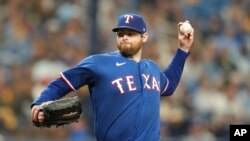 Jordan Montgomery, lanzador de los Rangers de Texas, contra los Tampa Bay Rays, el 3 de octubre de 2023, en San Petersburgo, Florida (AP Photo/John Raoux).