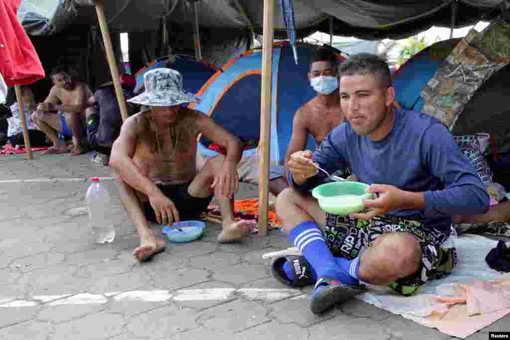 Migrantes cubanos en el campamento improvisado en Surinam.