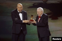 Chucho Valdés y Paquito D'Rivera aceptan el Grammy al Mejor Álbum de Jazz Latino durante la ceremonia de estreno anual de los Premios Grammy Latinos 24th en Sevilla, España, el 16 de noviembre de 2023. REUTERS/Jon Nazca