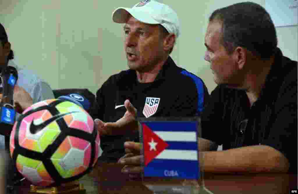 El director técnico de la selección de fútbol de EE.UU., el alemán Jurgen Klinsmann (c), habla en una rueda de prensa, en el Estadio Pedro Marrero de la Habana (Cuba), antes del partido amistoso entre EEUU y Cuba. &nbsp;