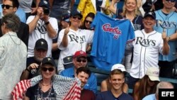 Fanáticos dentro del estadio Latinoamericano en La Habana.