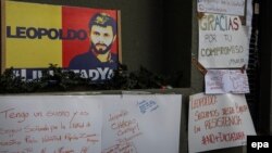 Carteles con mensajes de apoyo en la entrada de la casa del líder opositor venezolano Leopoldo López.