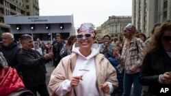 Rusos celebran el Día de Moscú en la capital de Rusia el 11 de septiembre de 2022. (AP Photo/Alexander Zemlianichenko)