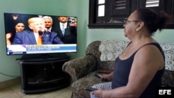  Una mujer observa el discurso del presidente de Estados Unidos, Donald Trump, en su vivienda hoy, viernes 16 de junio de 2017, en La Habana (Cuba)