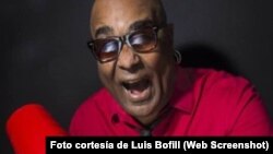 El músico y cantante cubano Luis Bofill en plena actuación.