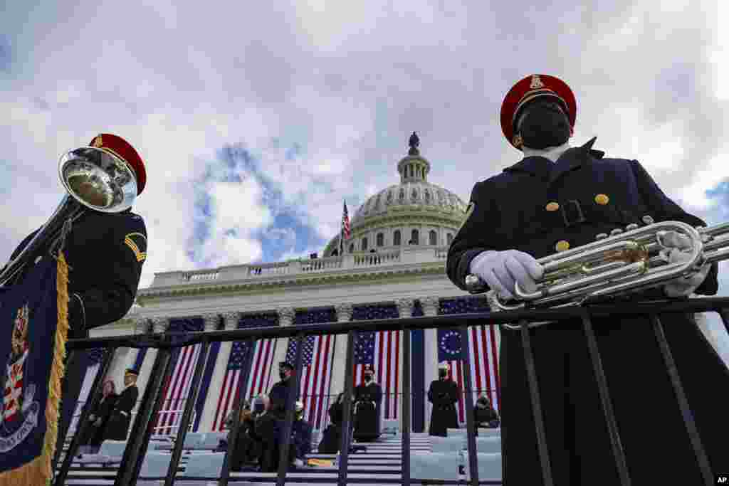 Un miembro de la Banda del Ej&#233;rcito de EE. UU. Espera antes de la toma de posesi&#243;n del presidente electo Joe Biden en el Capitolio. (Greg Nash / Pool Photo via AP)