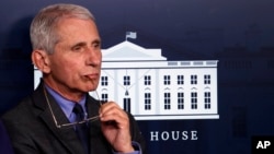 El Dr. Anthony Fauci durante una conferencia sobre el nuevo coronavirus en la sala de prensa James Brady de la Casa Blanca. (AP/Alex Brandon)