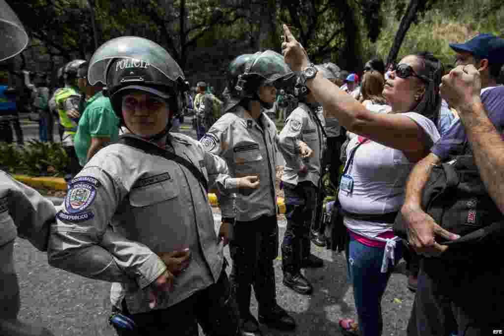 Estudiantes y profesores universitarios realizan una manifestación en la Universidad Central de Venezuela en Caracas (Venezuela).