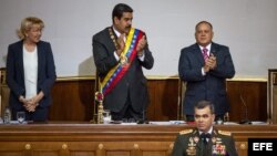 FOTO ARCHIVO. De izquierda a derecha, la fiscal general de la república Luisa Ortega Díaz, el presidente de Venezuela Nicolás Maduro, el presidente de la Asamablea Nacional Diosdado Cabello aplauden al general Vladimir Padrino. 5 de julio de 2014.