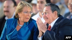 Bachelet y Castro en la Feria del Libro de La Habana, Febrero de 2009.