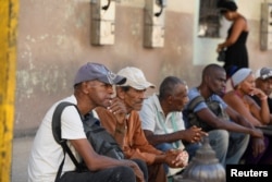 La gente espera el transporte en una parada de autobús en La Habana, el 4 de septiembre de 2024. "El poder adquisitivo de los ingresos fijos en pesos cubanos ha sido pulverizado", denuncia un informe del Observatorio de Monedas y Finanzas de Cuba. REUTERS/Norlys Pérez