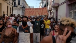 Los cubanos salieron a las calles gritando consignas contra el régimen, como este cartel que demanda "Abajo la dictadura" y "Patria y Vida" que mostraron durante una de las protestas en La Habana ocurridas el 11 de julio de 2021. REUTERS / Alexandre Meneghini