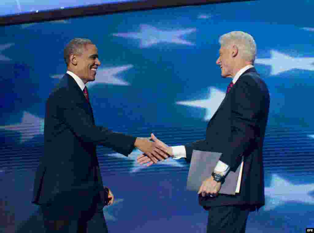 El expresidente estadounidense Bill Clinton estrecha la mano al mandatario del país, Barack Obama en Charlotte, Carolina del Norte.