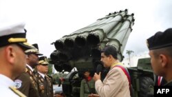 Nicolás Maduro inspecciona equipos militares en Caracas el 24 de junio de 2017. (AFP PHOTO/PRESIDENCIA DE VENEZUELA/MARCELO GARCIA/HO).