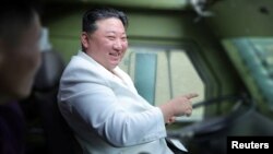 El líder norcoreano, Kim Jong Un, visita una fábrica militar clave en esta foto sin fecha publicada por la Agencia Central de Noticias de Corea del Norte (KCNA) el 14 de agosto de 2023. KCNA vía REUTERS