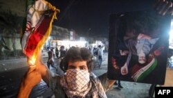 Un manifestante quema una bandera iraní durante las protestas antigubernamentales de 2018. (Mohammed Ali / AFP).