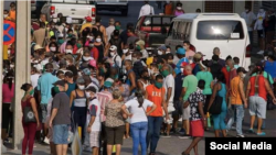 Una cola en Cuba durante la pandemia de COVID-19. Foto Palabra Nueva