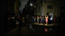 Protesta en una calle de La Habana por el apagón general, el 21 de octubre de 2024. (REUTERS/Norlys Perez )