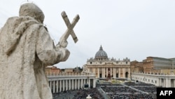 Vista de la Plaza San Pedro en el Vaticano.