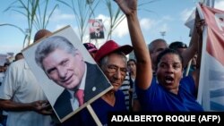 Un retrato de Díaz-Canel en el desfile del 1ro de Mayo en la Plaza de la Revolución. AFP/ Adalberto Roque.