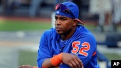 En esta imagen del 20 de julio de 2019, el jardinero cubano de los Mets de Nueva York Yoenis Céspedes calienta antes del juego ante los Yanquis de Nueva York, en Nueva York. (AP Foto/Julie Jacobson, Archivo)