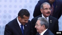 Ollanta Humala conversa con Raúl Castro durante la VII Cumbre de jefes de Estado y de Gobierno de las Américas.